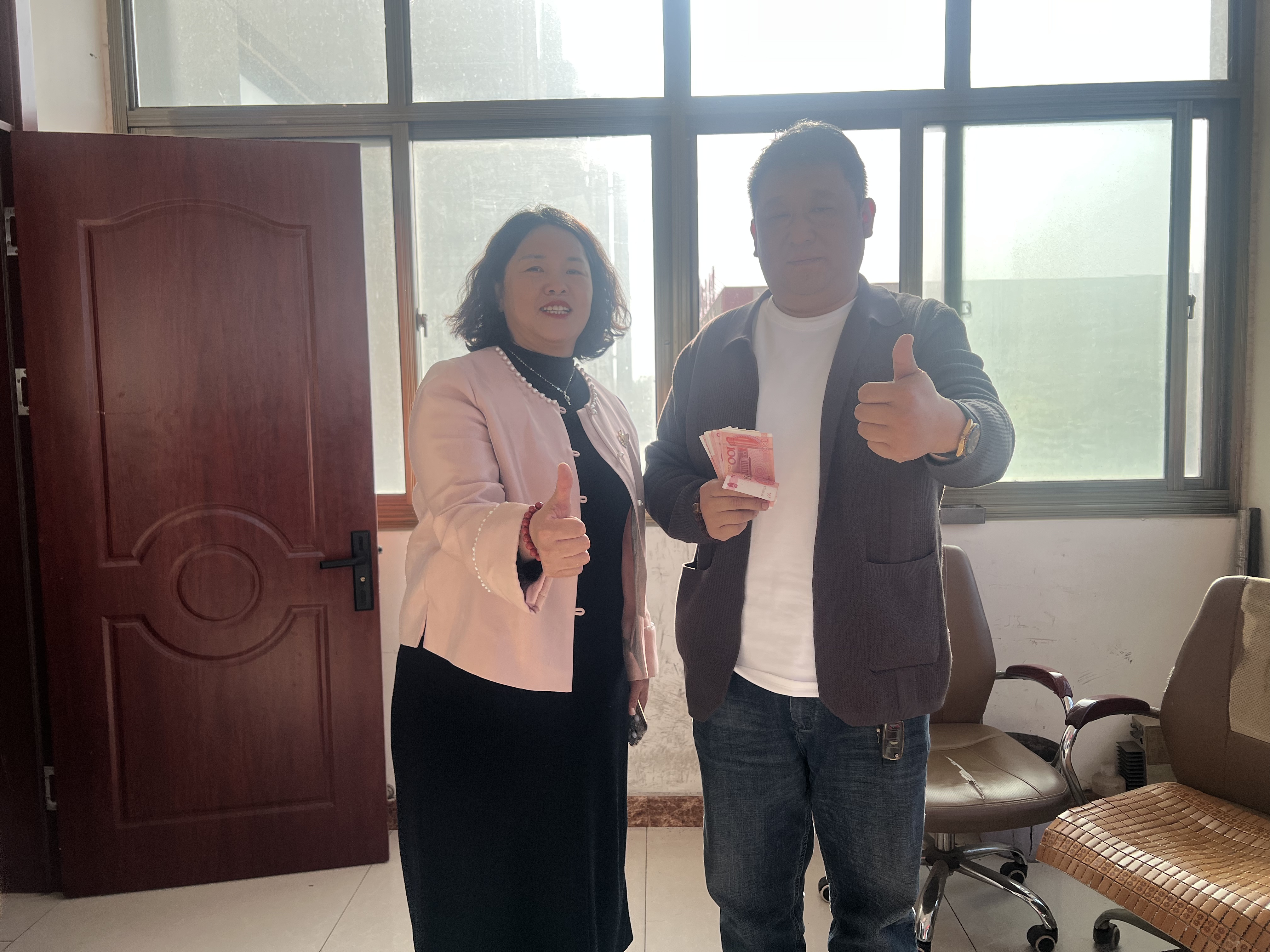 2025年4月15日 山东临磨公司为销售冠军王总颁发奖金