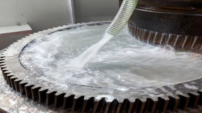 如何选择适合自己的立轴圆台平面磨床 —— 聚焦山东临磨直线导轨滑块磨床