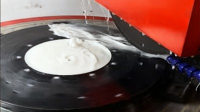 圆台平面磨床在精密制造领域的应用案例：技术参数与加工效果分析