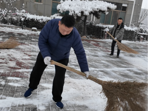 以雪为令齐上阵 凝心聚力暖寒冬--山东临磨销售部全员扫雪保畅通